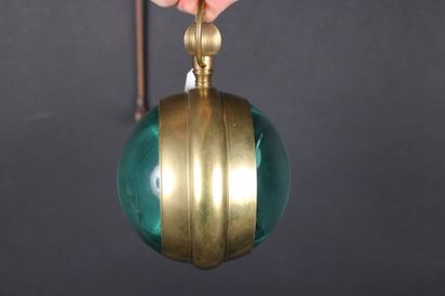 Grande pendule sphérique en laiton et verre,...