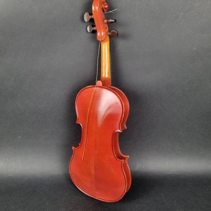 1 violon portant une étiquette 