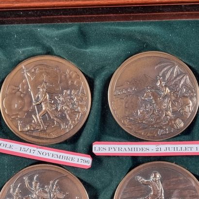 Suite de 12 médailles circulaires en bronze...