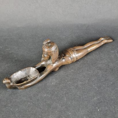 Cuiller à fard en bronze patiné, en forme...