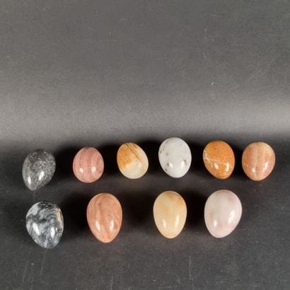Lot de 10 œufs en pierres dures polies (L...