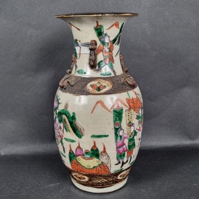Vase en porcelaine de Nankin, à décor polychrome...