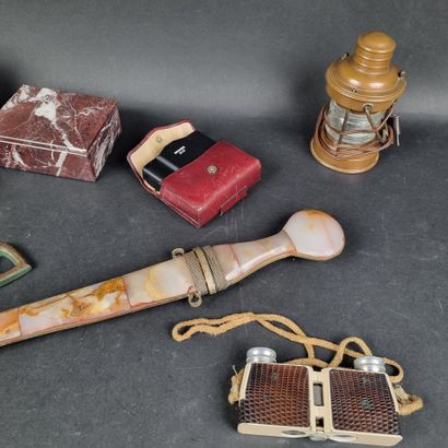 Manette : boîte en marbre rouge veiné, poignard...