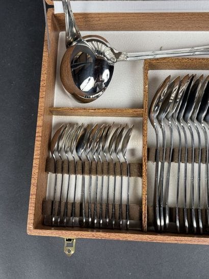 Partie de ménagère en inox modèle ruban comprenant...