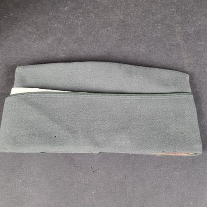Lot d'objets militaires comprenant : 1 clairon...