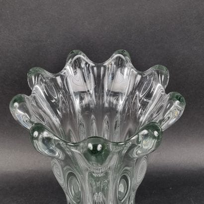 VANNES. Grand vase en cristal à décor de...