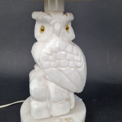 Lampe en albâtre sculpté représentant un...