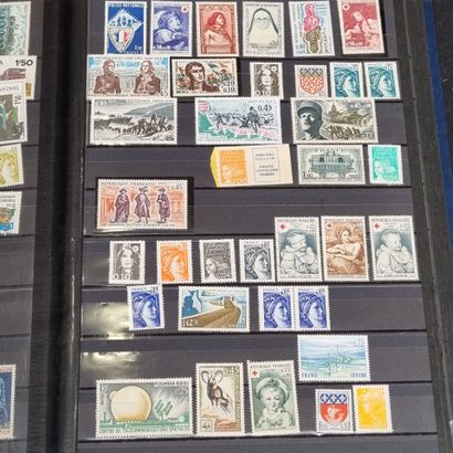 [TIMBRES] Lot de timbres comprenant : 
-...