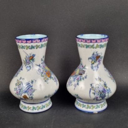 LONGWY. Paire de vases en faïence à décor...