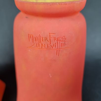 MULLER FRERES à Lunéville. Lot de 2 tulipes...