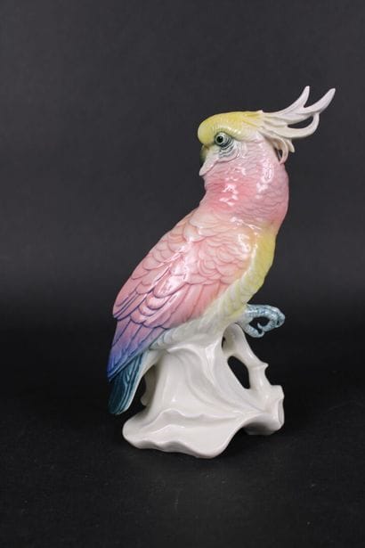 KARL ENS. Cacatoès rose, sujet en porcelaine...