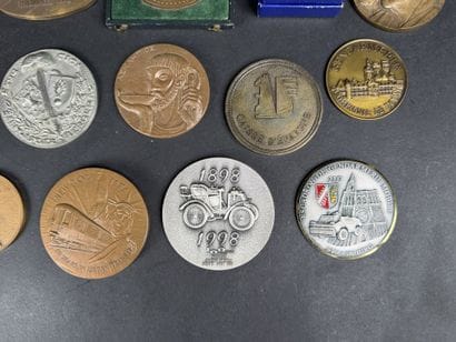Lot de 16 médailles diverses en métal, cuivre...