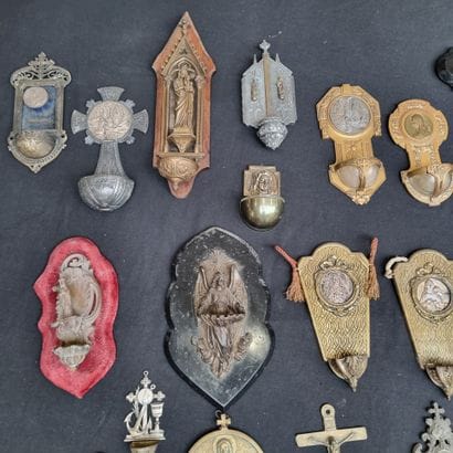 Ensemble de 28 bénitiers, diverses formes,...