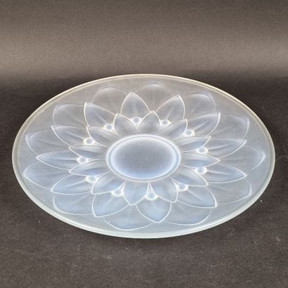Grand plat circulaire en verre opalescent...