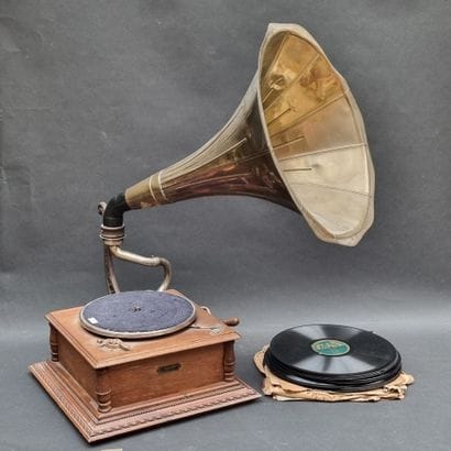 Lot comprenant : 1 gramophone et son pavillon...
