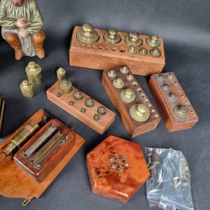 Manette : lot d'objets en carton sur le thème...