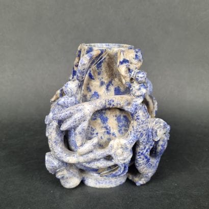 CHINE. Vase ou brûle parfum en sodalite sculpté...
