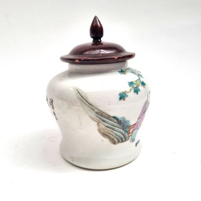 Potiche en porcelaine émaillée polychrome...