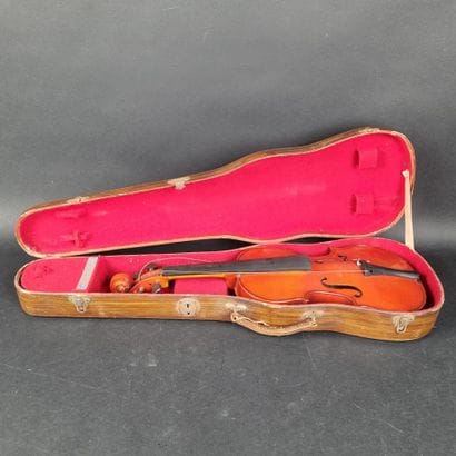 1 violon portant une étiquette 