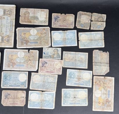 Lot de 35 anciens billets de banque français...