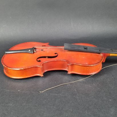 1 violon portant une étiquette 