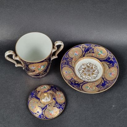 LE TALLEC. Tasse trembleuse en porcelaine...