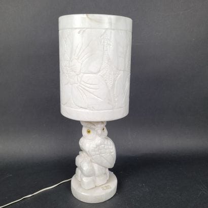 Lampe en albâtre sculpté représentant un...