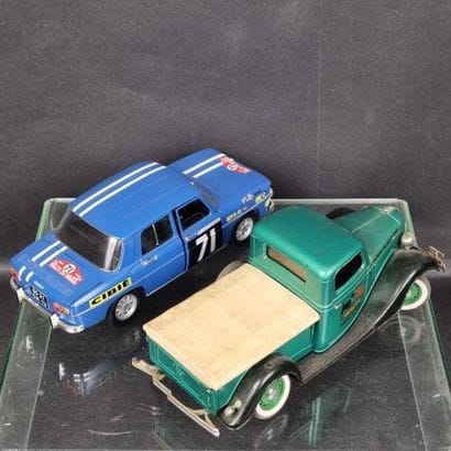 SOLIDO. Lot de 2 modèles réduits de marques...