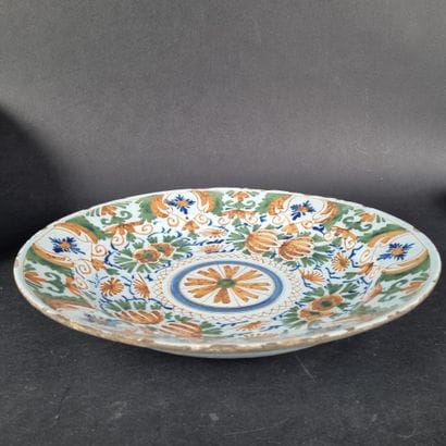 Paire de plats en faïence polychrome, à décor...