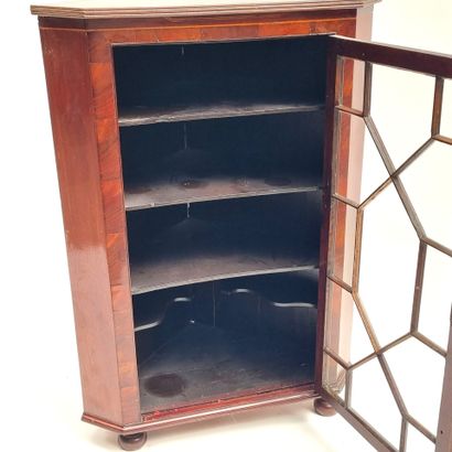 Vitrine d'encoignure en placage d'acajou,...