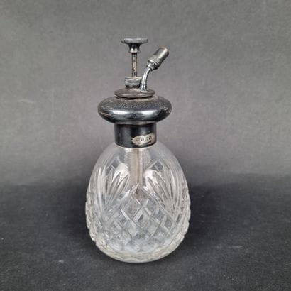 Flacon en verre moulé, monture en argent...