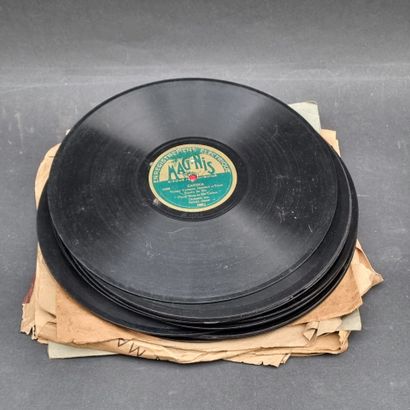 Lot comprenant : 1 gramophone et son pavillon...