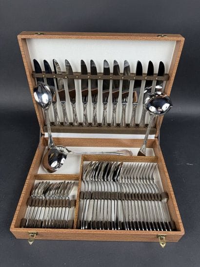 Partie de ménagère en inox modèle ruban comprenant...