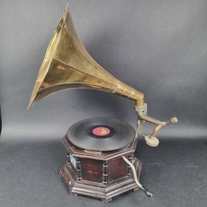 Gramophone octogonal en bois noirci His Master's...