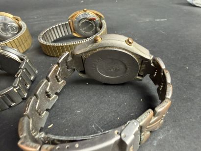 Lot comprenant : 5 montres mécaniques, diverses...