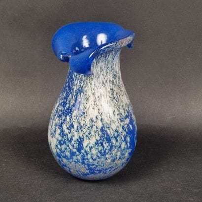 Vase en verre translucide doublé bleu, à...