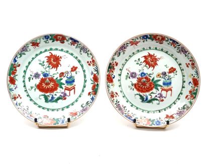 Paire d'assiettes en porcelaine polychrome,...