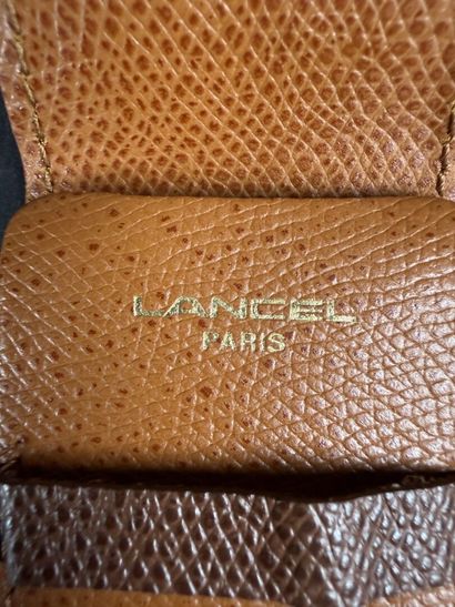 LANCEL. Étui à couteau en cuir marron, avec...