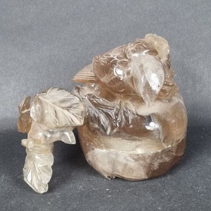CHINE. Bonbonnière en agate sculpté, le couvercle...