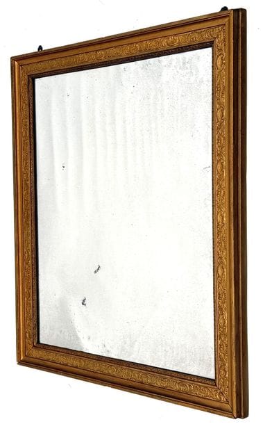 Miroir rectangulaire en bois et stuc doré...