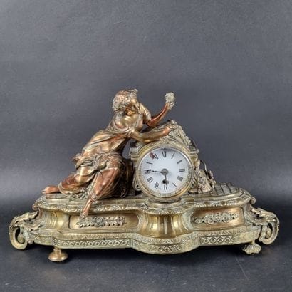 Horloge en bronze doré, représentant une...