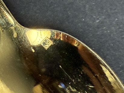 Lot comprenant : 12 cuillères à café en métal...