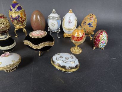 Lot de 15 œufs décoratifs, diverses matières,...