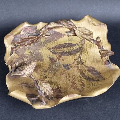 Coupe en laiton doré et patiné à décor d'un...