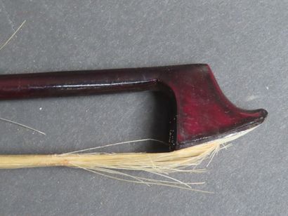 Violon et archer, avec étui (L : 37 cm)
