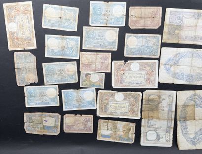Lot de 35 anciens billets de banque français...