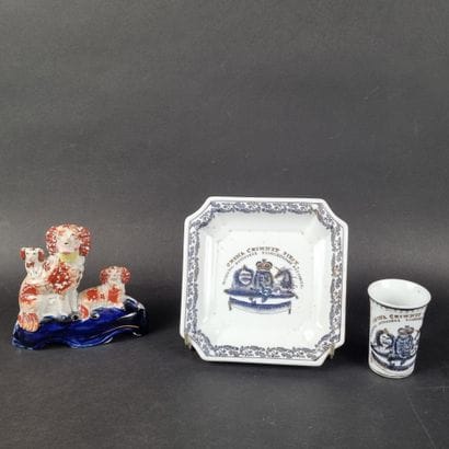 Lot comprenant un gobelet et un plateau rectangulaire...