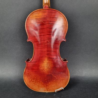 1 violon portant une étiquette 
