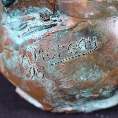 A. MOREAU (XXe). Sujet en bronze patiné représentant...