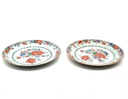 Paire d'assiettes en porcelaine polychrome,...